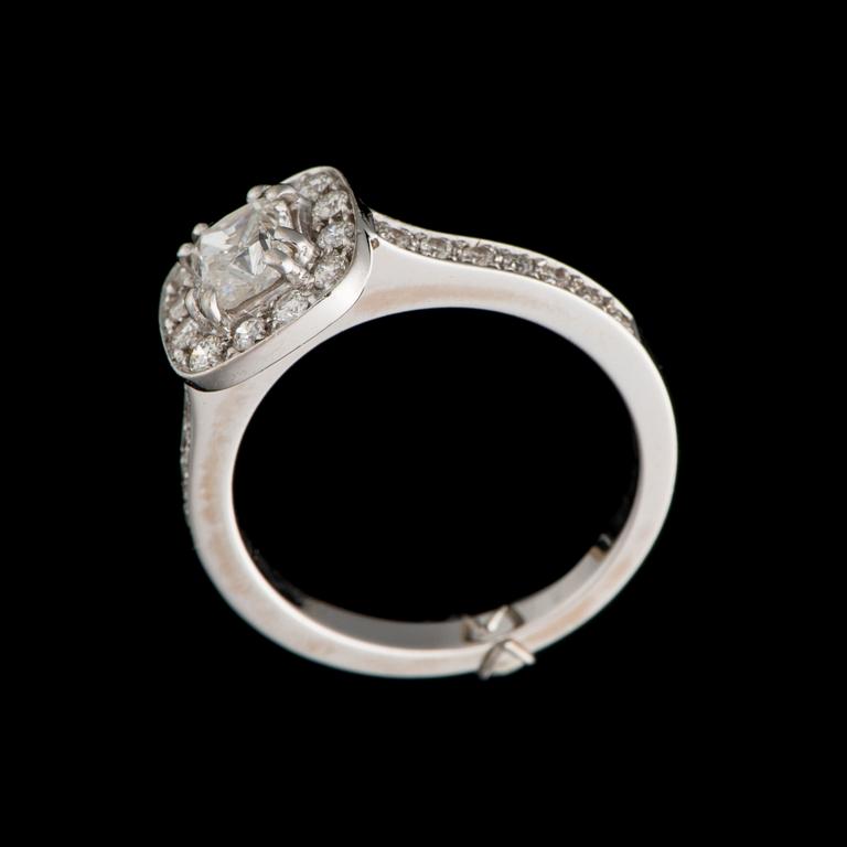 A RING, 18K white gold, cushion cut diamond, brilliant cut diamonds. Weight c. 5.0 g.