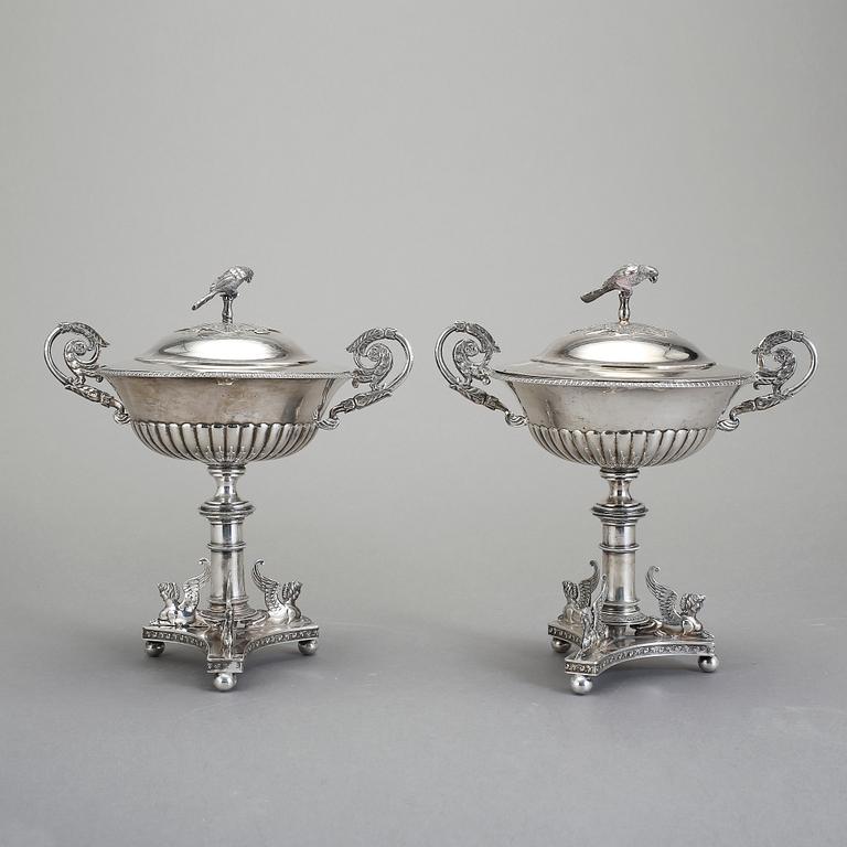 SOCKERSKÅLAR, ett par, silver, Jonas Lindberg, Stockholm, 1827. Vikt ca 1572g.