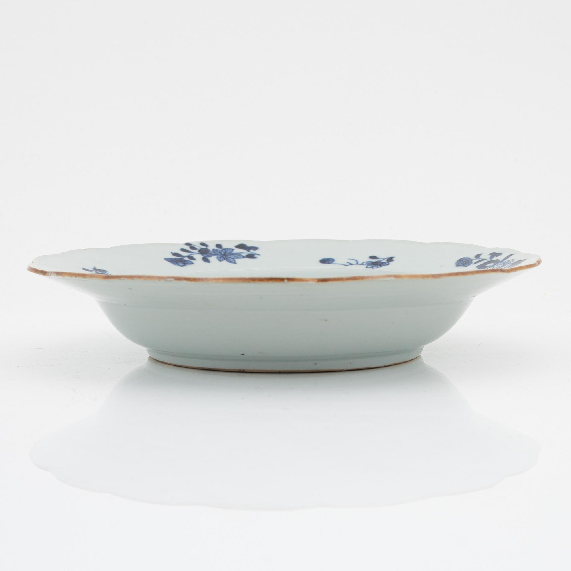 A set of 12 blue and white soup dishes, Qing dynasty, Qianlong (1736-95).