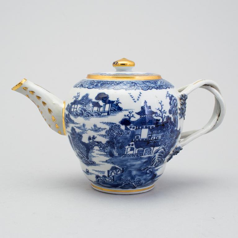 A Chinese export porcelain teapot and three dishes, circa 1800.