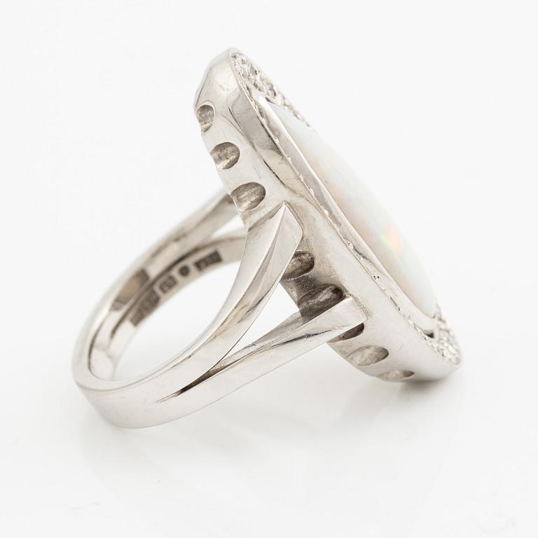 Ring, cocktailring, 18K vitguld med droppformad opal och krans med briljantslipade diamanter.