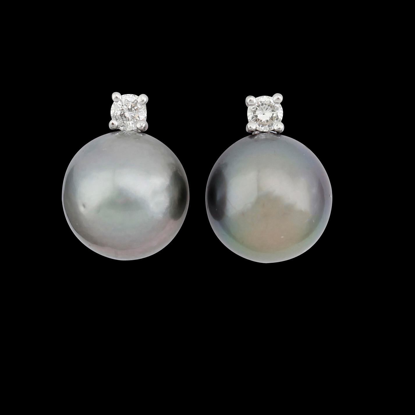 ÖRHÄNGEN, 1 par, 18 k vitguld, tahitipärlor och briljantslipade diamanter totalt 0.28 ct.