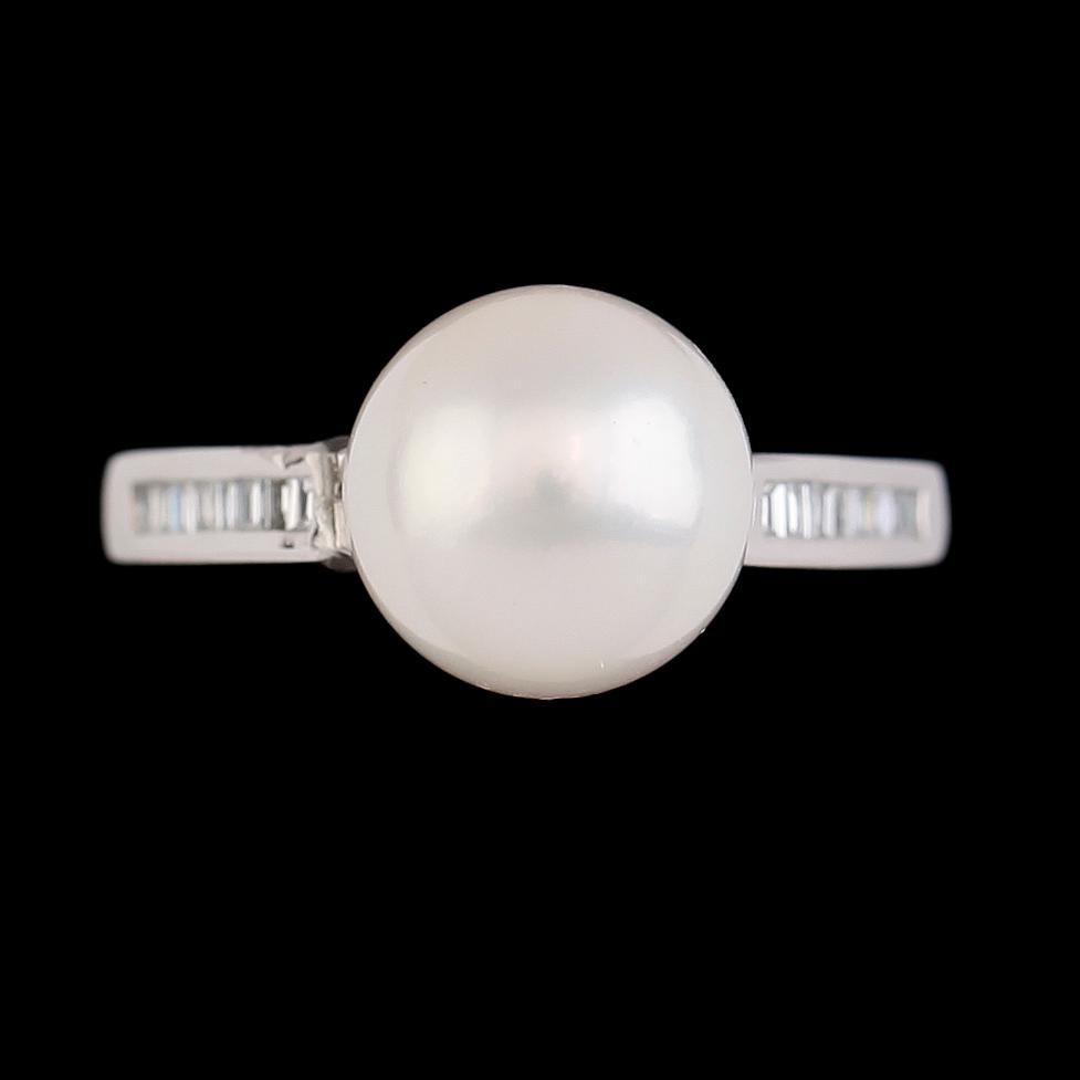 RING, 14K vitguld, baguettslipade diamanter och odlad pärla. Vikt ca 4 g.
