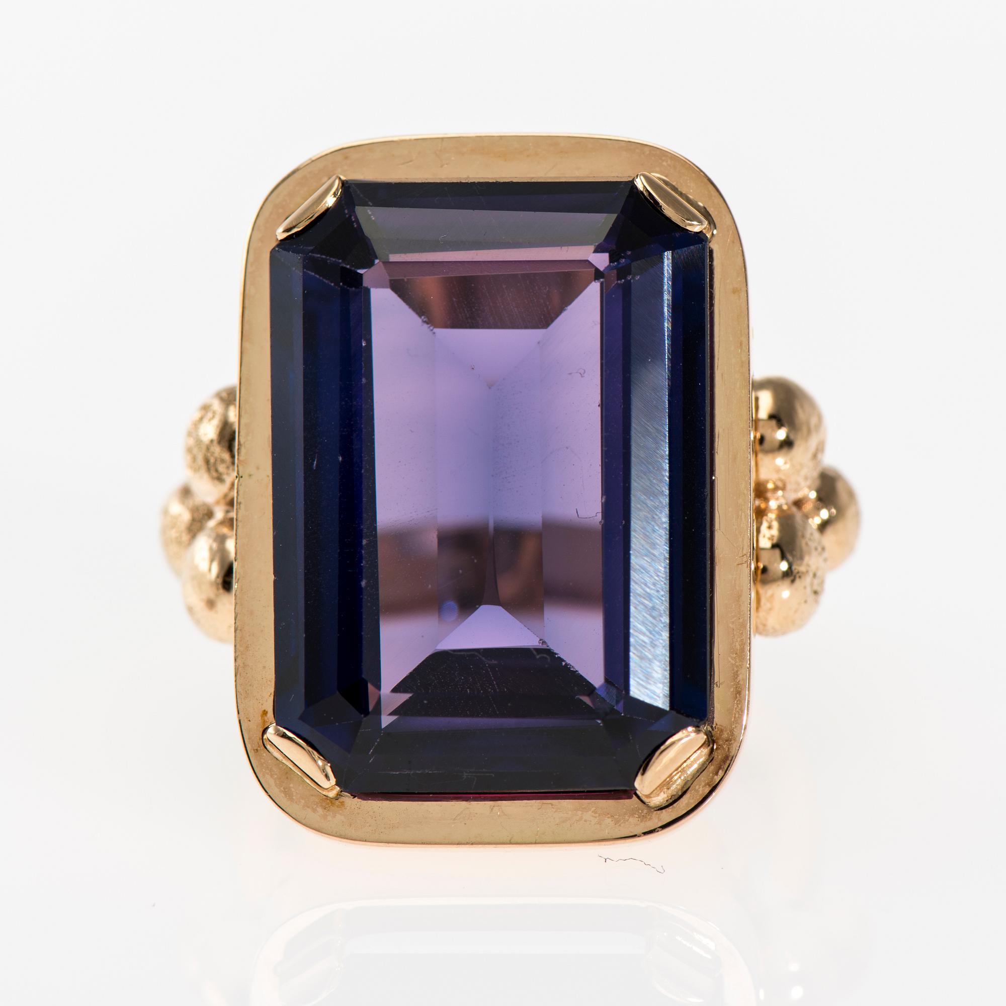 RING, 14K guld, syntetisk safir med färgväxling. Reino Viktor Koivisto 1967. Vikt ca 22,1 g.