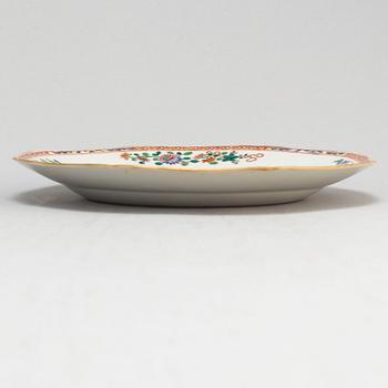 TALLRIKAR, tre stycken, kompaniporslin. Qingdynastin, Qianlong (1736-95).