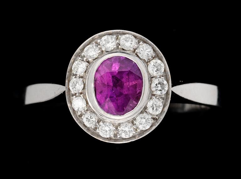 RING, rubin med briljantslipade diamanter, tot. ca 0.30 ct.