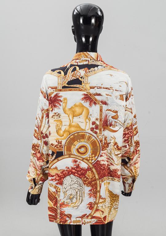 JACKA samt BLUS. Salvatore Ferragamo.