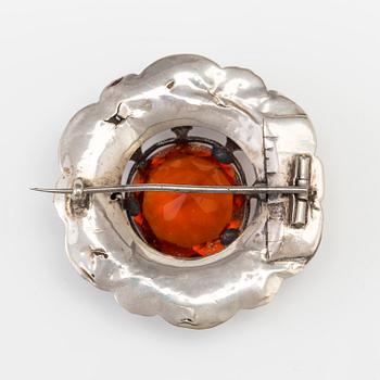 A BROOCH set wiht amber coloured paste, agate, heliotrope and jasper.