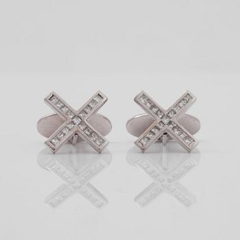 MANSCHETTKNAPPAR med prinsesslipade diamanter totalt ca 0.65 ct.
