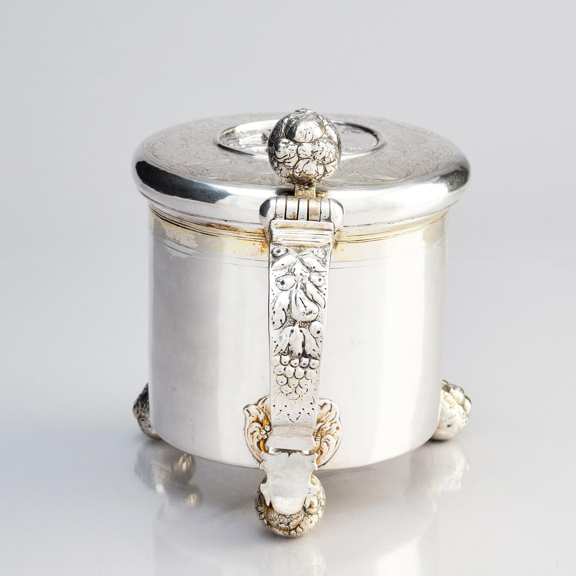 Dryckeskanna, delvis förgyllt silver, sannolikt av Jacob Fleischmann (verksam i Arensburg 1675-1698, Estland). Barock.