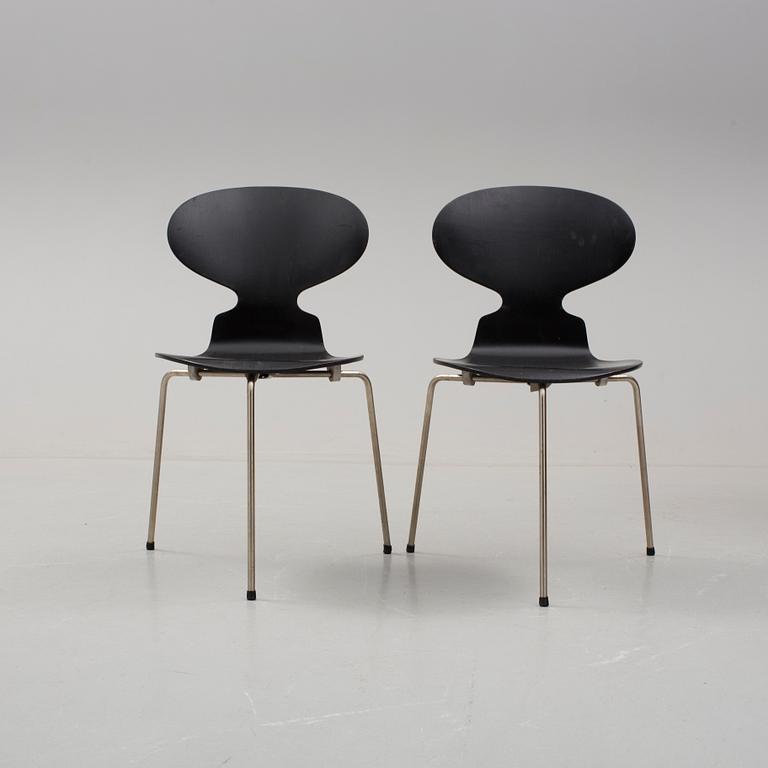 ARNE JACOBSEN, stolar, ett par, "Myran", Fritz Hansen, 1900-talets mitt.