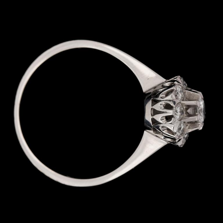 RING, 18k vitguld med briljantslipade diamanter tot ca0,75ct enligt gravyr. Gd&Co, Malmö, 1976. Vikt 4,6g.