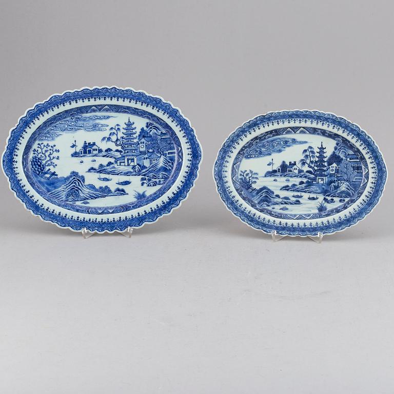 Two blue and white export porcelain serving dishes, Qing dynasty, Qianlong (1736-95).