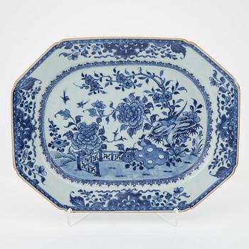 Stekfat, tre stycken, porslin, Kina, Qingdynastin, Qianlong (1736-95) samt Jiaqing (1796-1820).