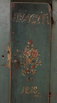 HÖRNSKÅP, allmoge, bär datering 1818.