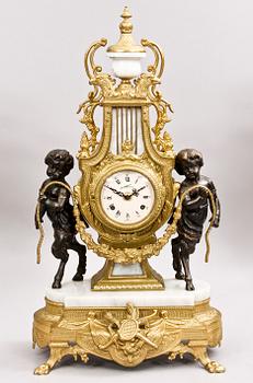 BORDSPENDYL MED KANDELABRAR, 3 delar, Louis XVI-stil, 1900-tal.