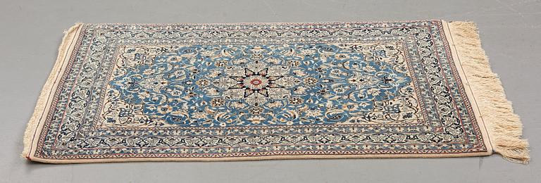 Matta, semiantik Nain, part silk, ca 122,5 x 80 cm (samt kortsidorna med 1,5 cm slätväv).
