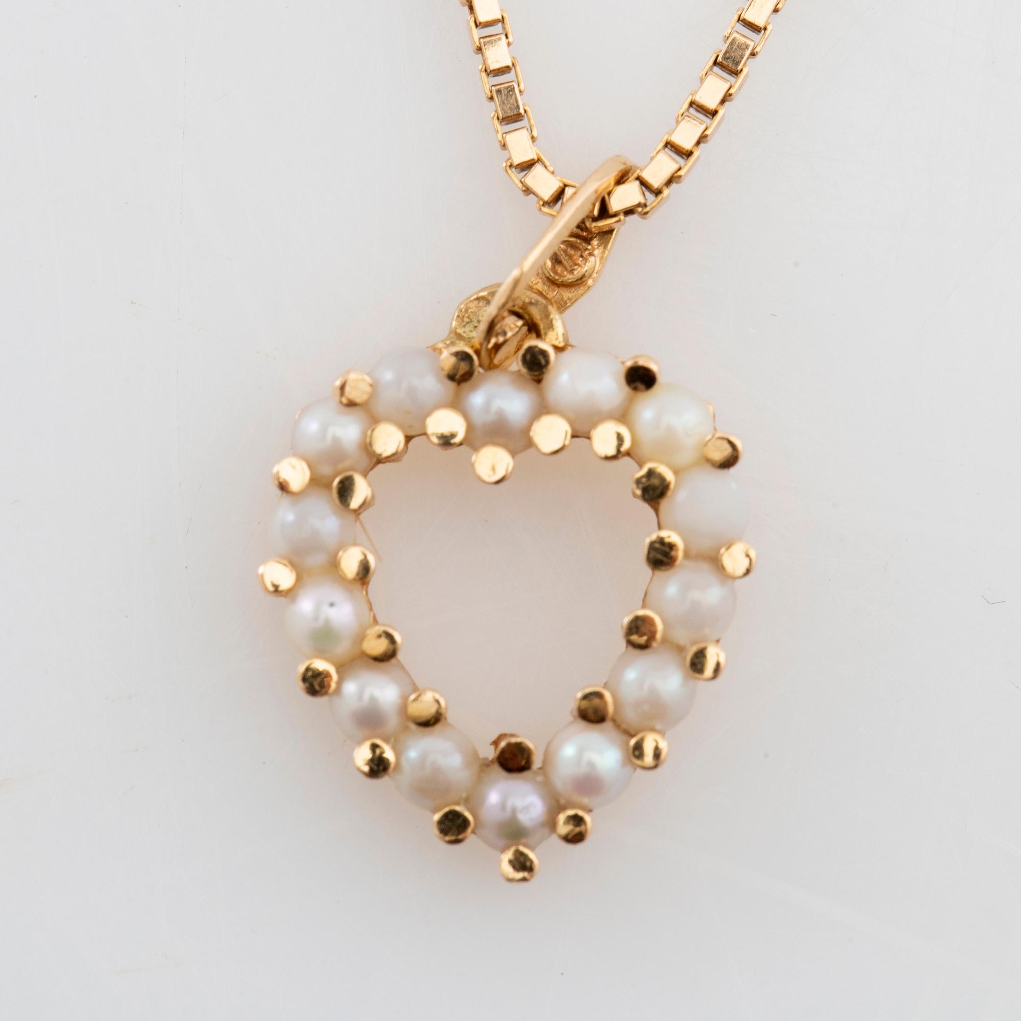 Necklace 18K gold with cultured pearls in the shape of a heart.