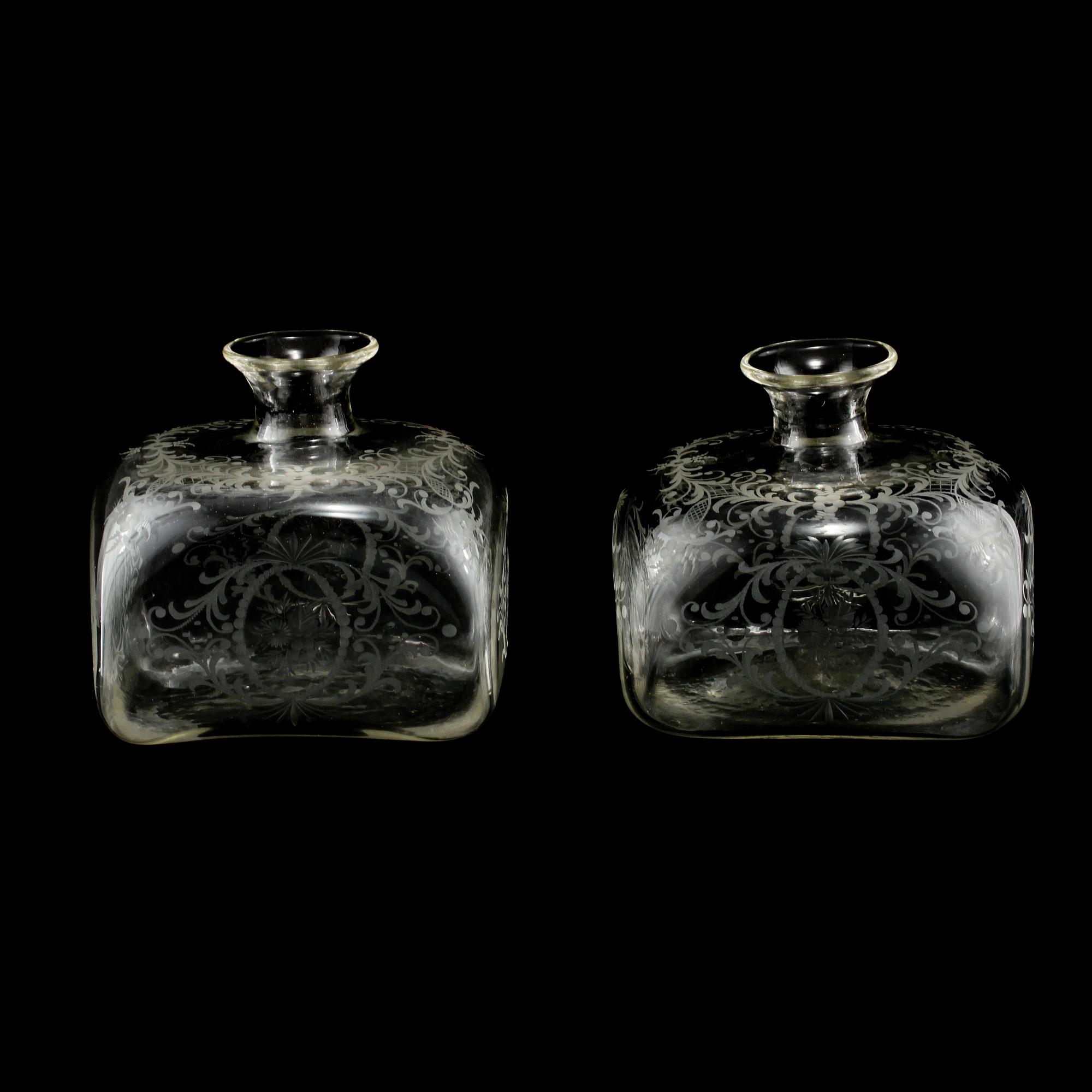FLASKOR, 2 st snarlika, glas, omkring sekelskiftet 1900.