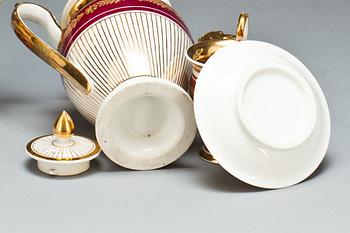 SERVIS, 7 delar. Porslin, senempire, trol. Ryssland. 1800-talets mitt.