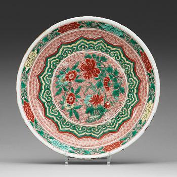 168. A famille verte dish, Qing dynasty, Kangxi (1662-1722).