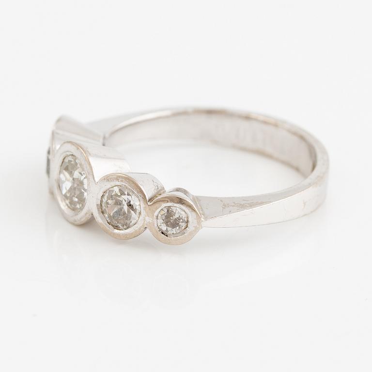 Ring 18K vitguld med fem gammalslipade diamanter.
