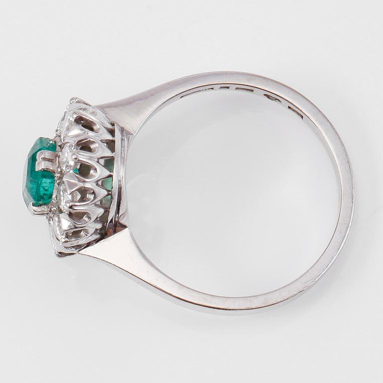 RING, 18K vitguld, smaragd ca 1.00 ct samt diamanter tot ca 1.00 ct., svenska stämplar.