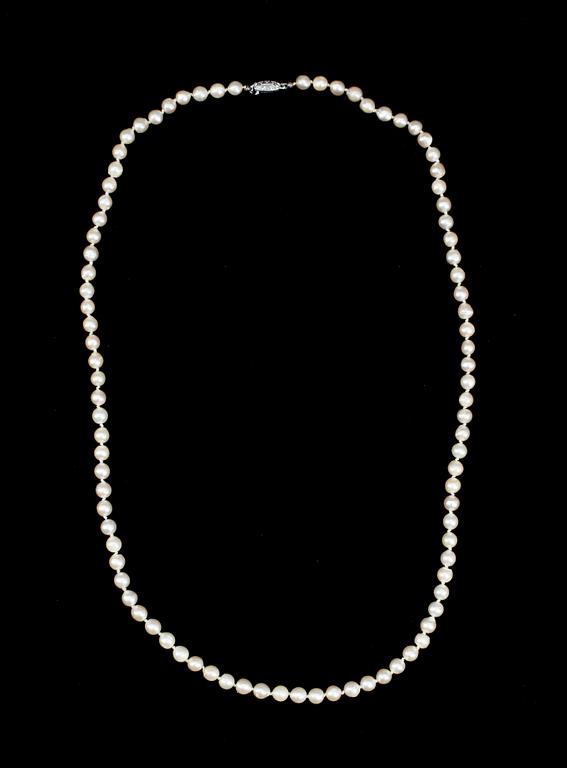 COLLIER, 3st, odlade saltvattenspärlor, två lås i silver.