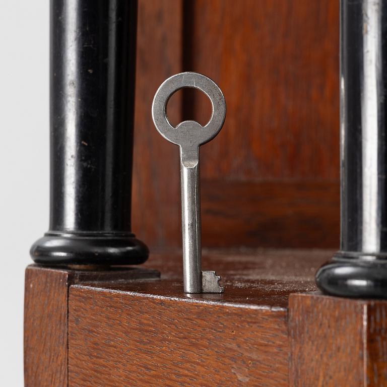 Vitrinskåp, jugend, tidigt 1900-tal.