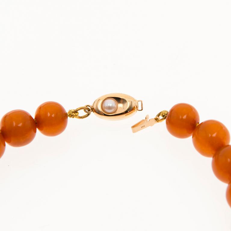 AN AMBER NECKLACE, clasp 14K gold.