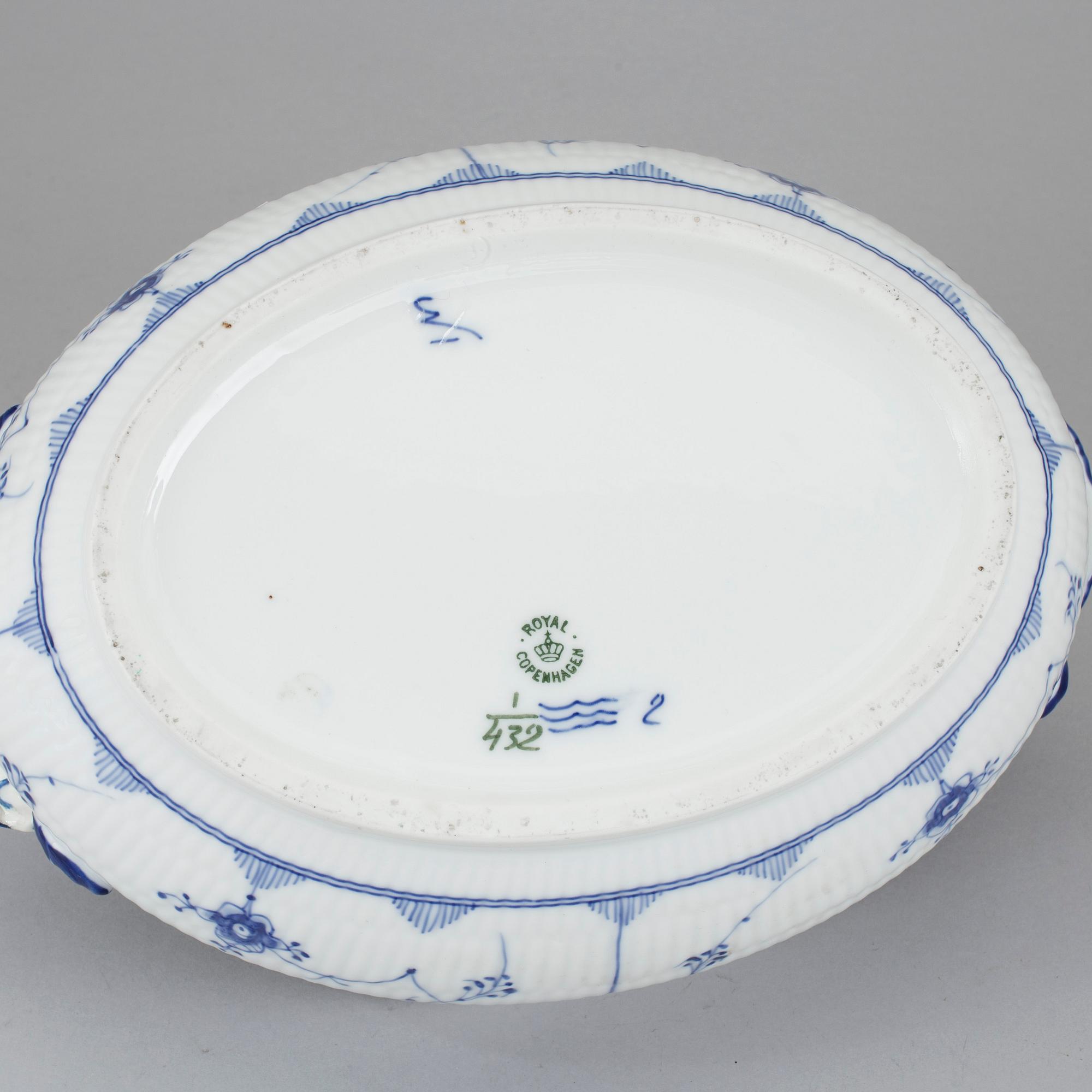 SOPPTERRIN I PORSLIN, "Musselmalet" Royal Copenhagen.