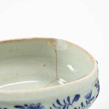 Terriner med lock, ett par, kompaniporslin, Qingdynastin, Qianlong (1736-95).