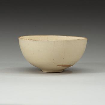 A white slip-covered and transparent glazed bowl, Song dynasty (960-1279).