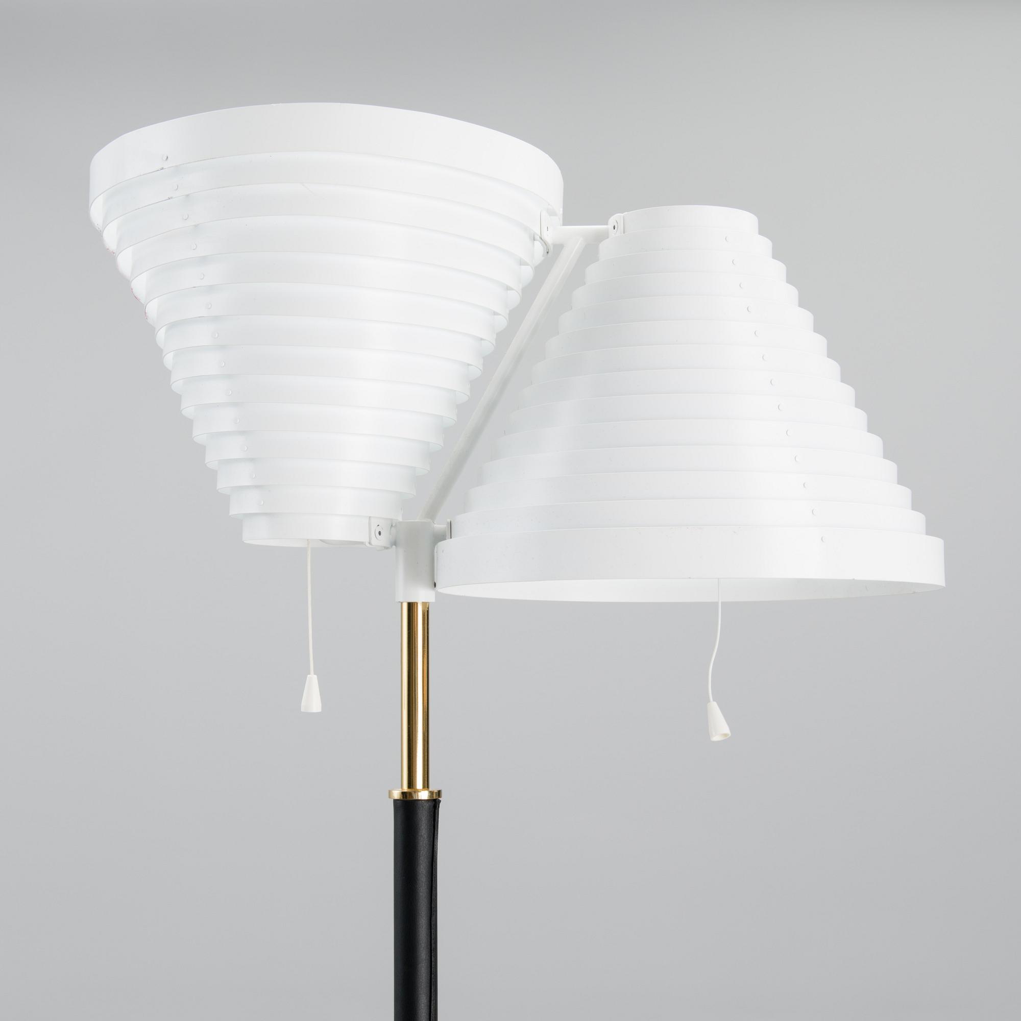 ALVAR AALTO, GOLVLAMPA, A810, formgiven 1959, 2000-tal.
