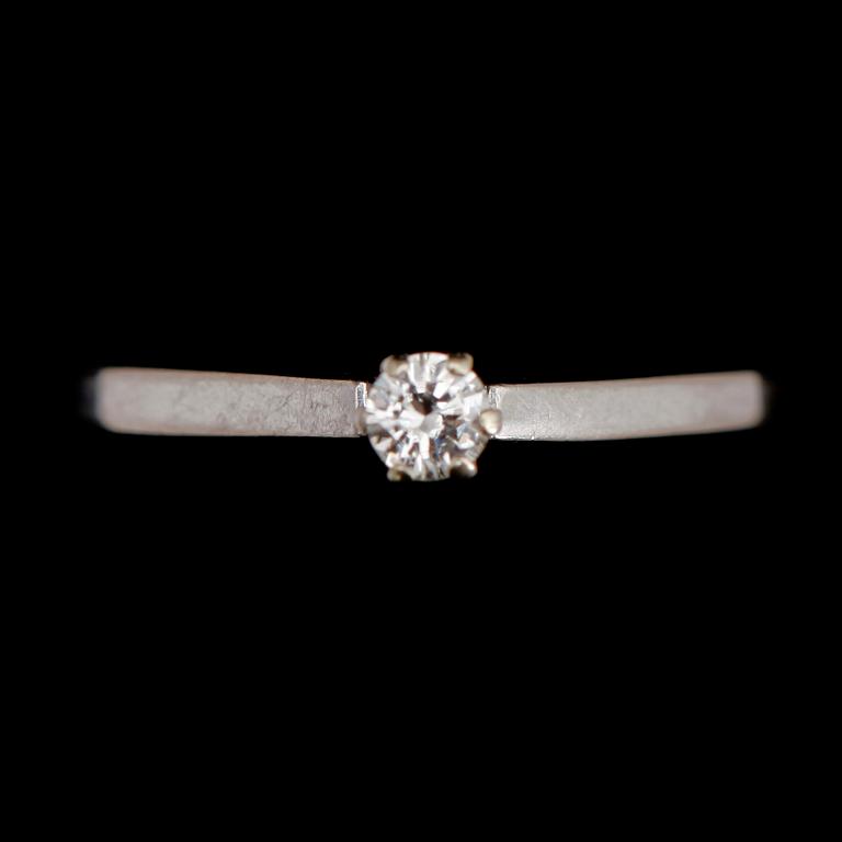 RING, 18 k vitguld, med solitär briljant 0.12 ct. JP Stockholm 1940. Tot vikt 2 gram.