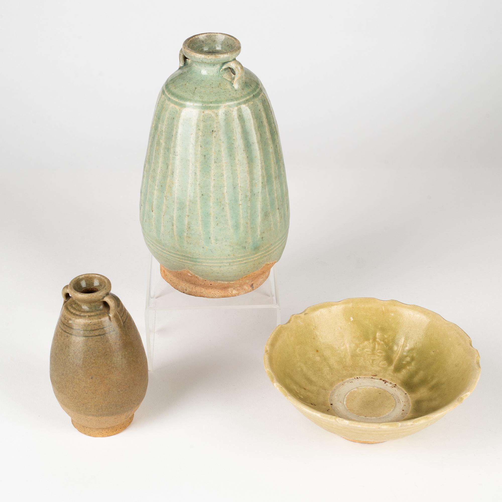 Krukor, två stycken samt skål, keramik. Sydostasien, 16/1700-tal.