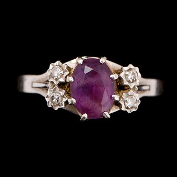 RING, 18 k vitguld, med ametist och diamanter.