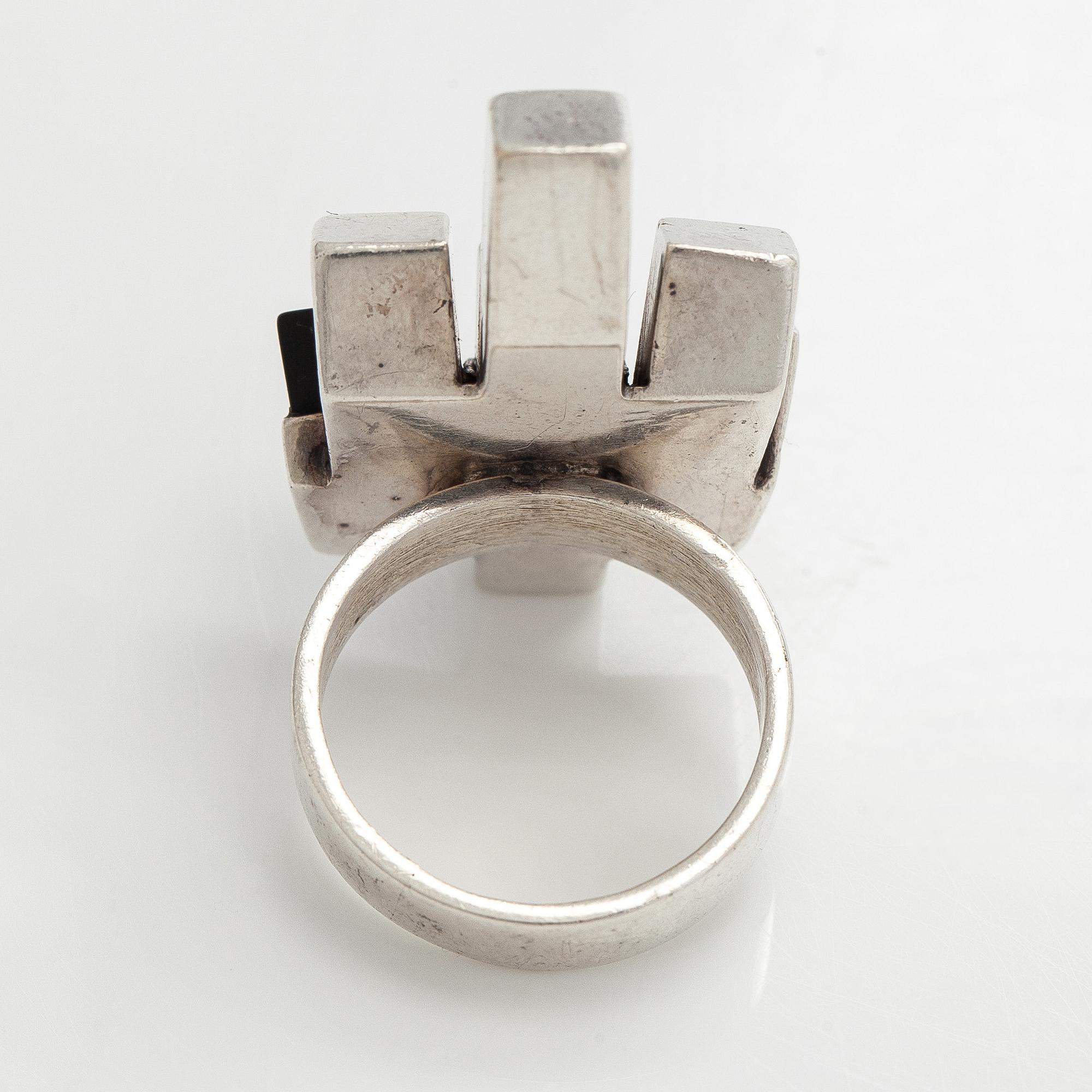 Helge Narsakka, ring, onyx, silver, Kaunis Koru, 1978.