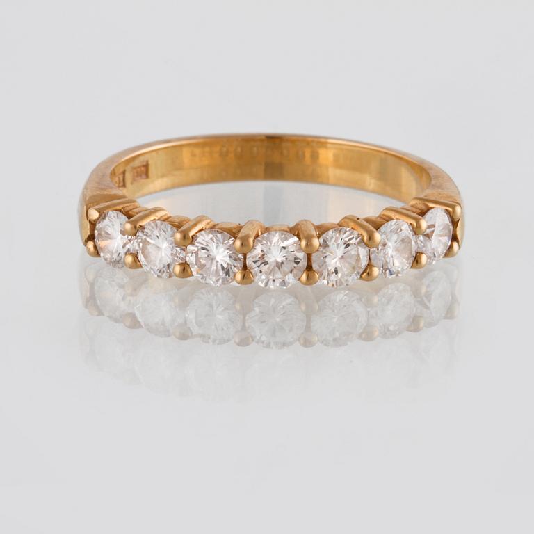 RING, 18K guld med briljantslipade diamanter 0.84 ct, Hugo Strömdahl, Stockholm, 1989. Vikt 3,6 gram.