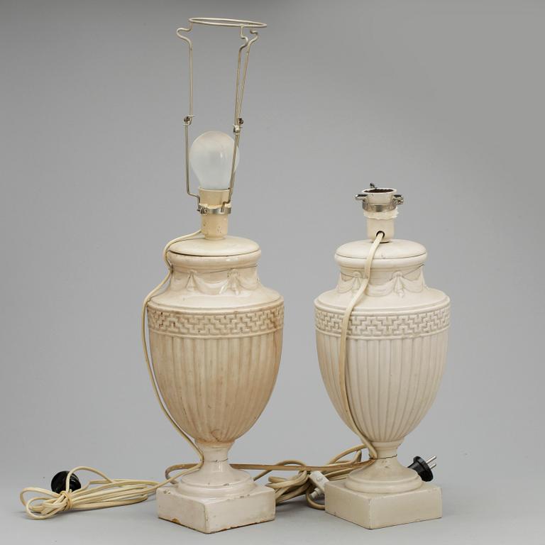 BORDSLAMPOR/URNOR, ett par, flintgods, 1900-talets början.