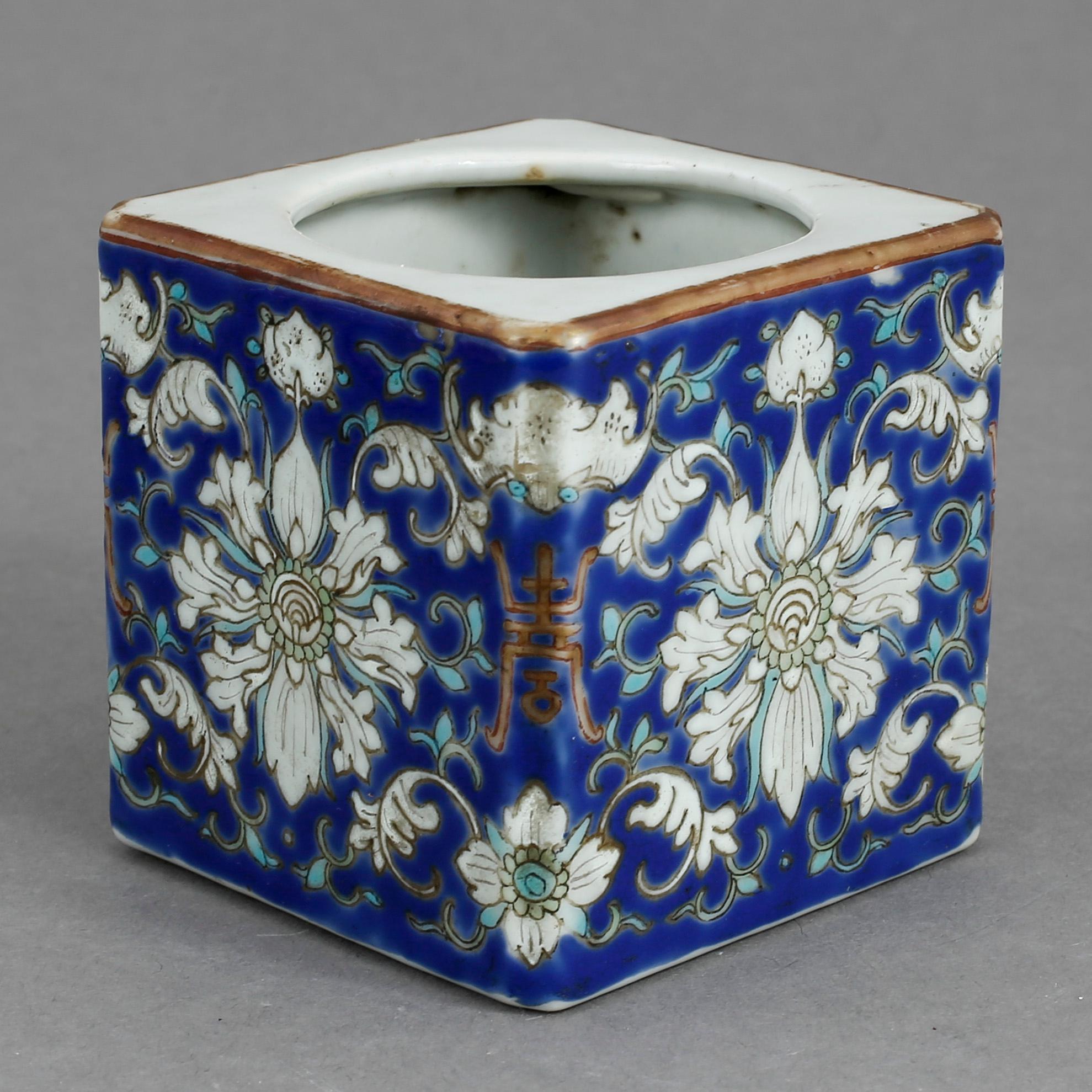 PENSELBAD, porslin, Kina 1900-talets första hälft.