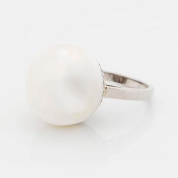 338. An 18K white gold ring set with a pearl.