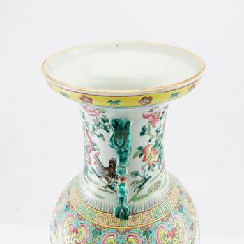 A Chinese famille rose vase, late Qing dynasty/early 20th century.