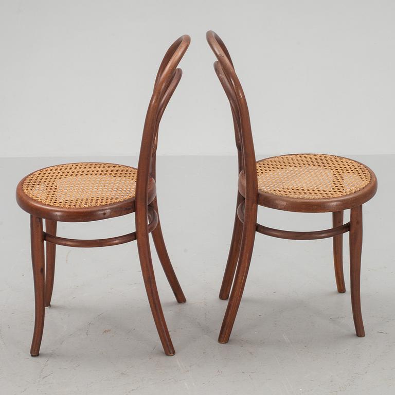 STOLAR, ett par, Thonet, 18/1900-tal, etikettmärkta.