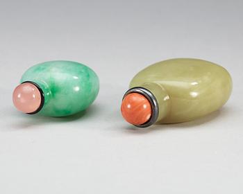 Two nephrite snuff bottles, with stoppers, Qing dynasty (1644-1912).