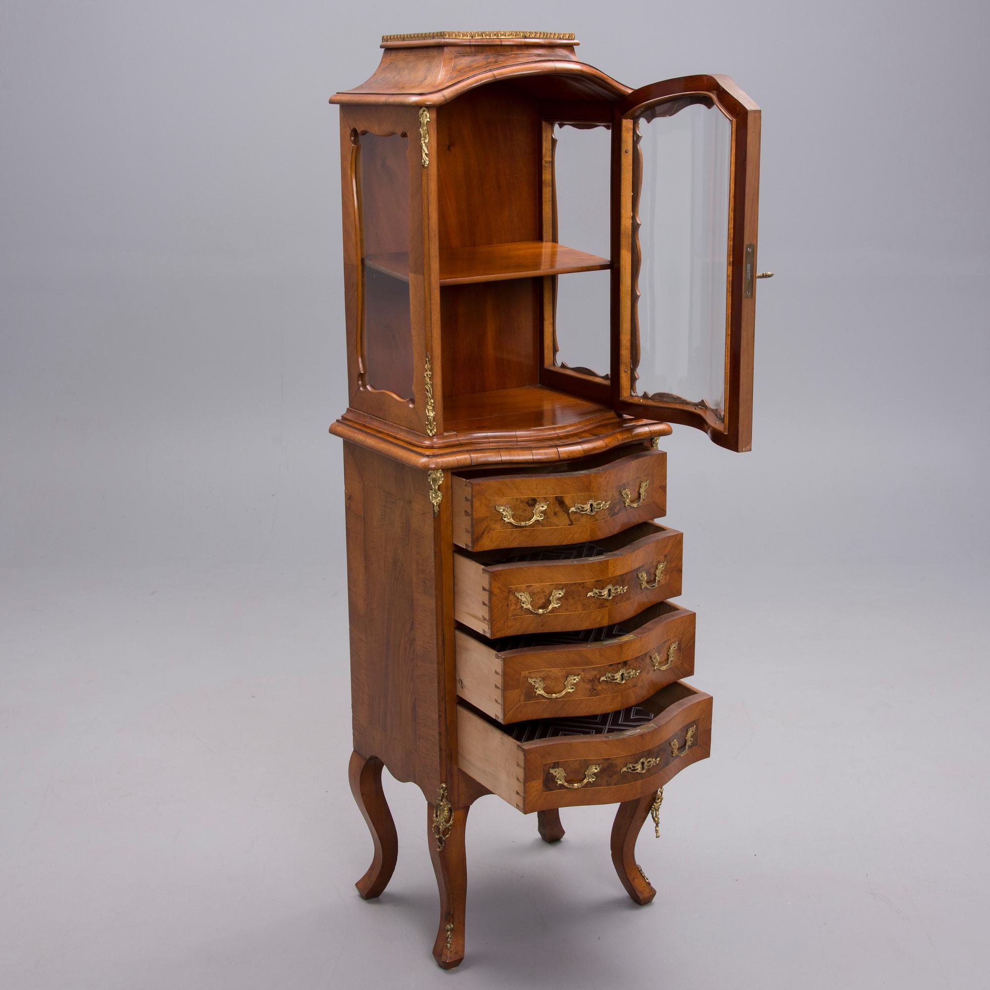 VITRINSKÅP, rokokostil, 1900-talets början.