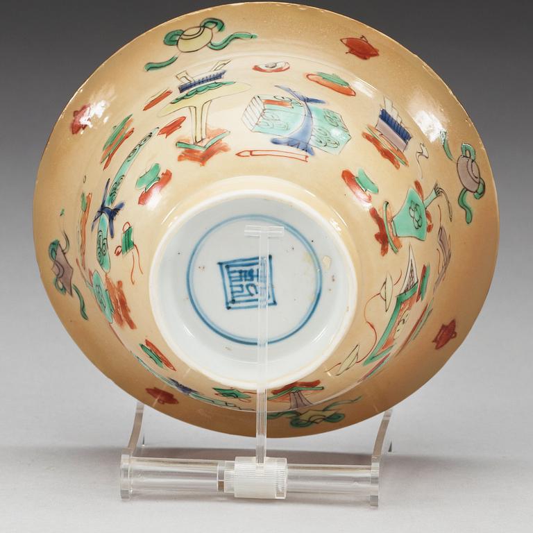A famille verte bowl on café au lait ground, Qing dynasty, Kangxi (1662-1722).