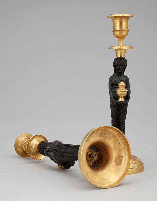 LJUSSTAKAR, ett par, brons, omkring 1900.