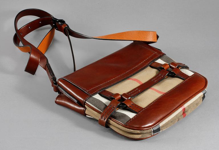 VÄSKA, Burberry.