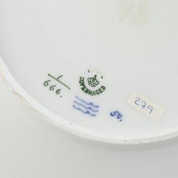 A 'Blue Fluted Half Lace' porcelain tureen with cover and stand / dish, Royal Copenhagen, model 601 and 666, 1898-1923.